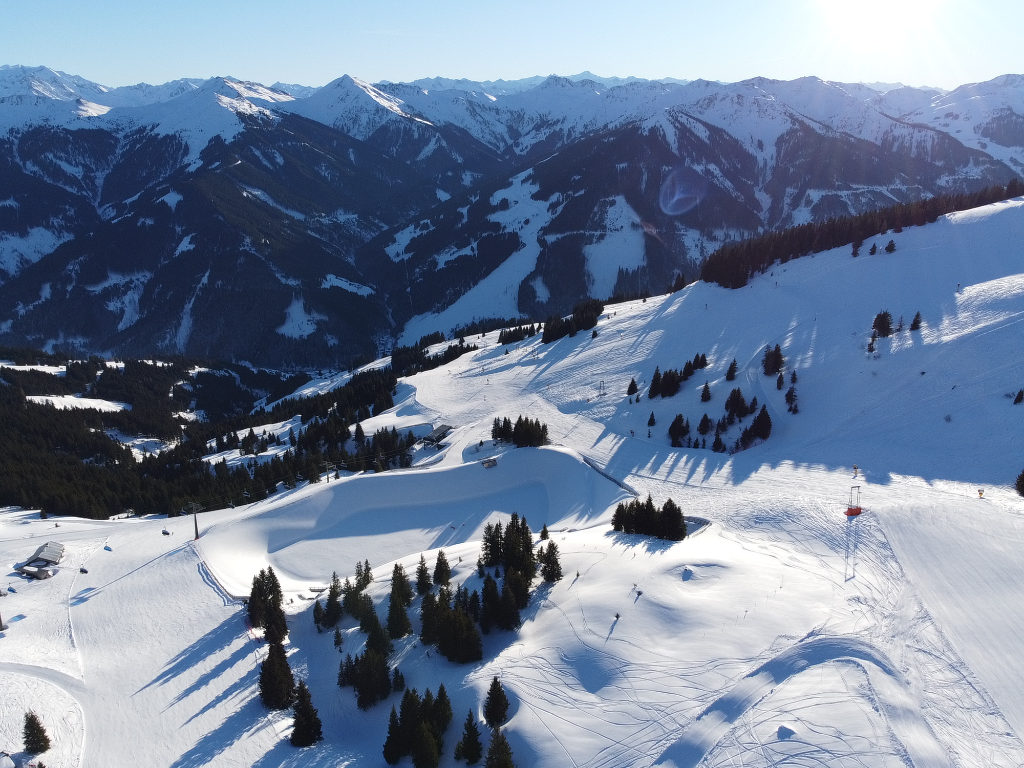 Weitläufige, perfekt präparierte Skipisten im Skigebiet Saalbach-Hinterglemm bei strahlendem Sonnenschein