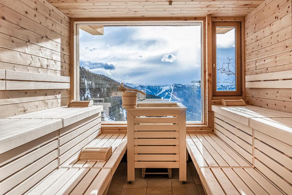 Panorama-Sauna im Berghotel SeidlAlm mit Blick auf die Saalbacher Bergwelt